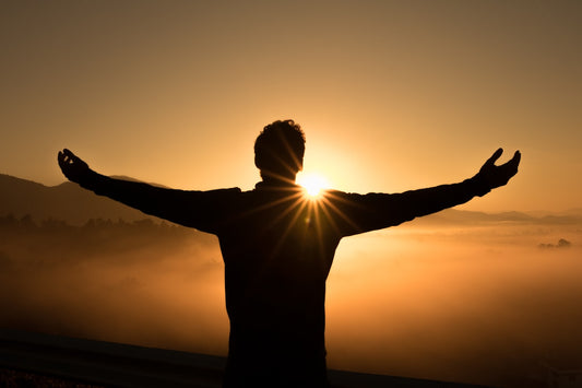 Femme en état de relaxation profonde pratiquant l'hypnothérapie pour retrouver l'équilibre émotionnel