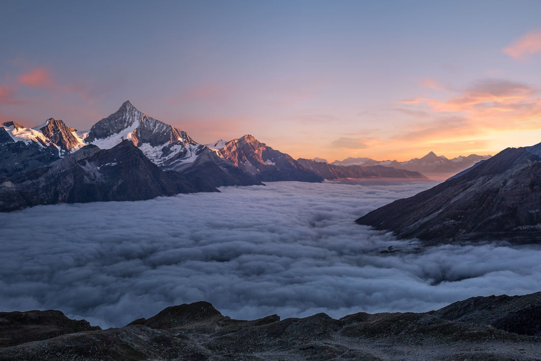 Paysage serein de montagne symbolisant la relaxation et la paix intérieure de l hypnothérapie