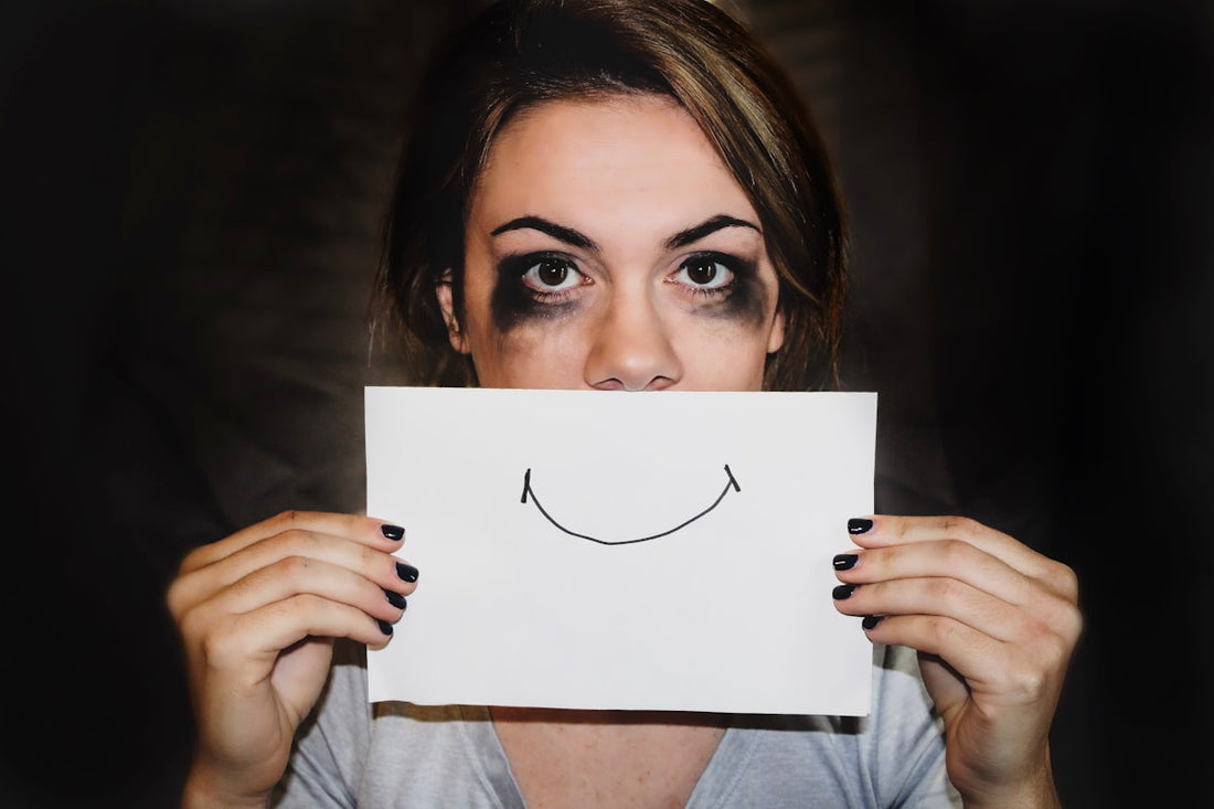 Femme détendue pratiquant l'hypnothérapie pour retrouver son énergie et combattre la fatigue